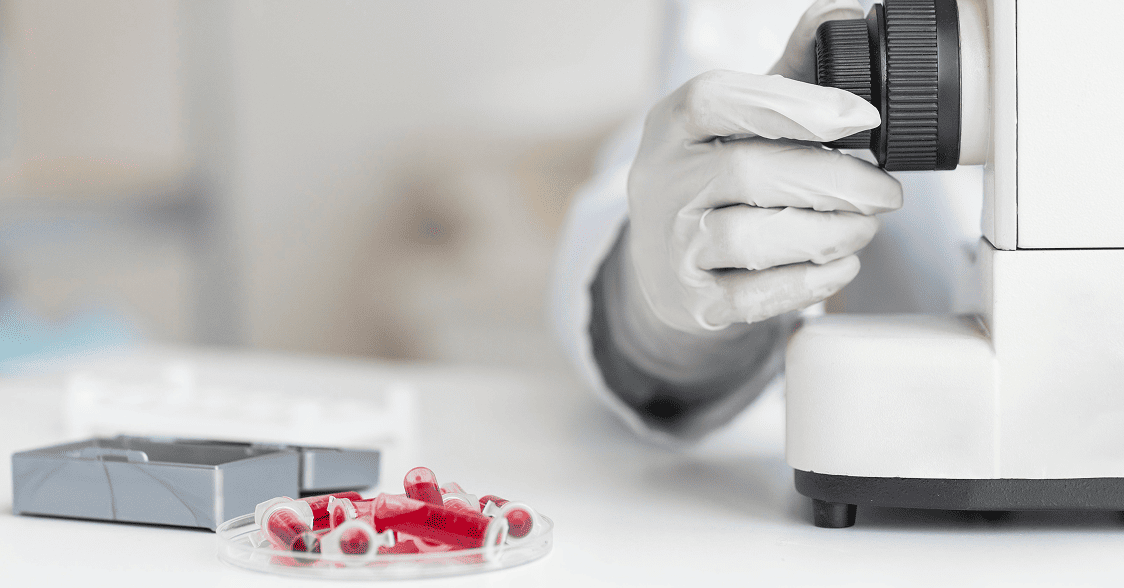Chemist carrying out a clinical study. BIOCARD: temperature-controlled transport of medical cargo across Russia and internationally.