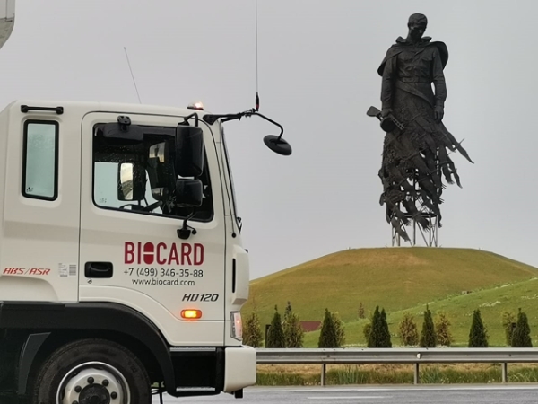 Авто Biocard едет в Ржев мимо мемориала. Biocard - перевозки термозависимых грузов с соблюдением температурного режима по РФ