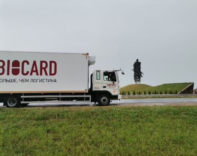 Фура Biocard едет во Ржев мимо мемориала. Biocard - перевозки термозависимых грузов с соблюдением температурного режима по РФ 