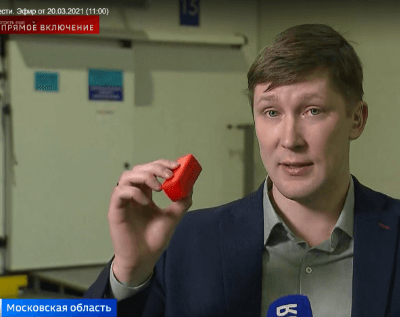 Кадр из эфира канала Россия-1. Корреспондент держит термодатчик для перевозки термозависимых грузов с температурным режимом