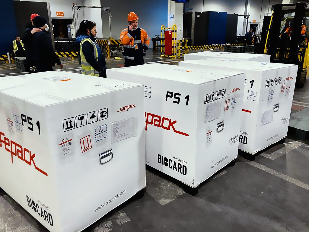 Термоконтейнеры SafePack PS-1 BIOCARD в грузовом терминале аэропорта